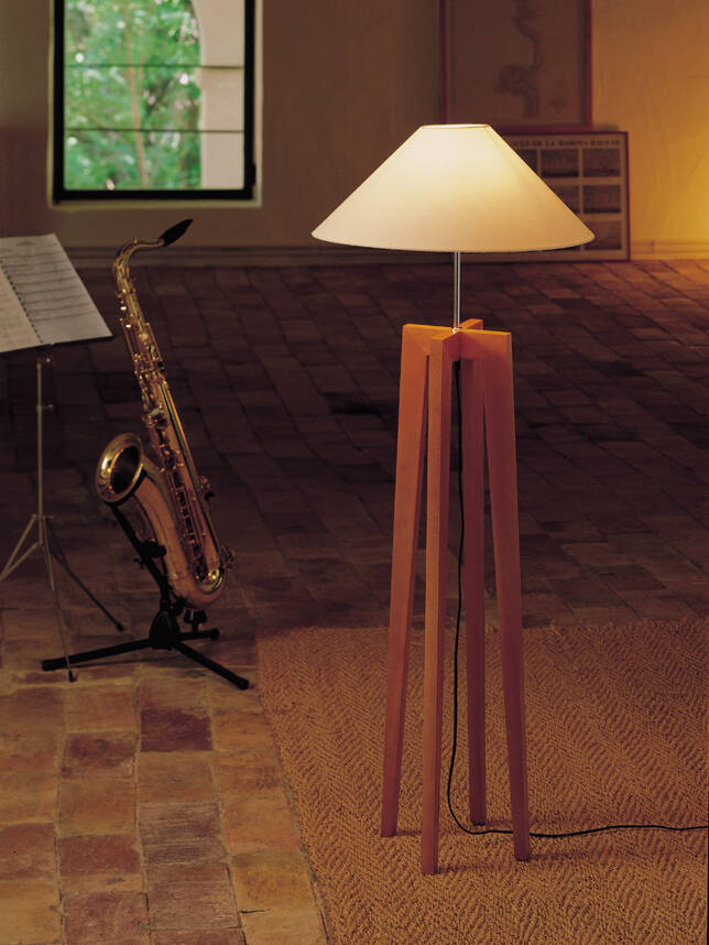Laietana - Lámpara de pie de madera en ambiente acogedor, diseño contemporáneo elegante