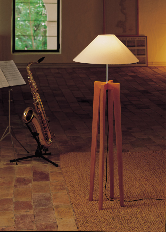 Laietana - Lámpara de pie de madera en ambiente acogedor, diseño contemporáneo elegante