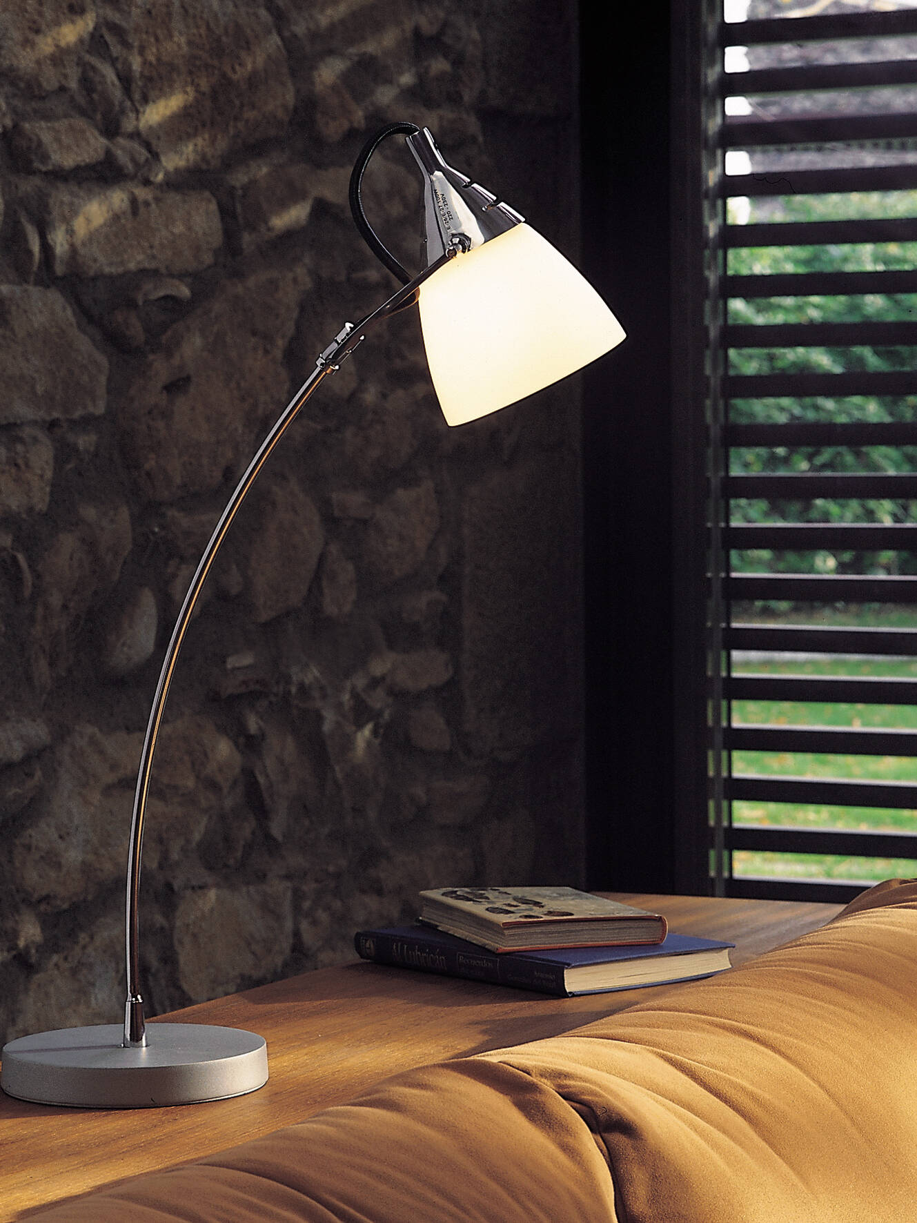 Mito - Lámpara de mesa moderna sobre sofá, iluminación interior elegante y funcional