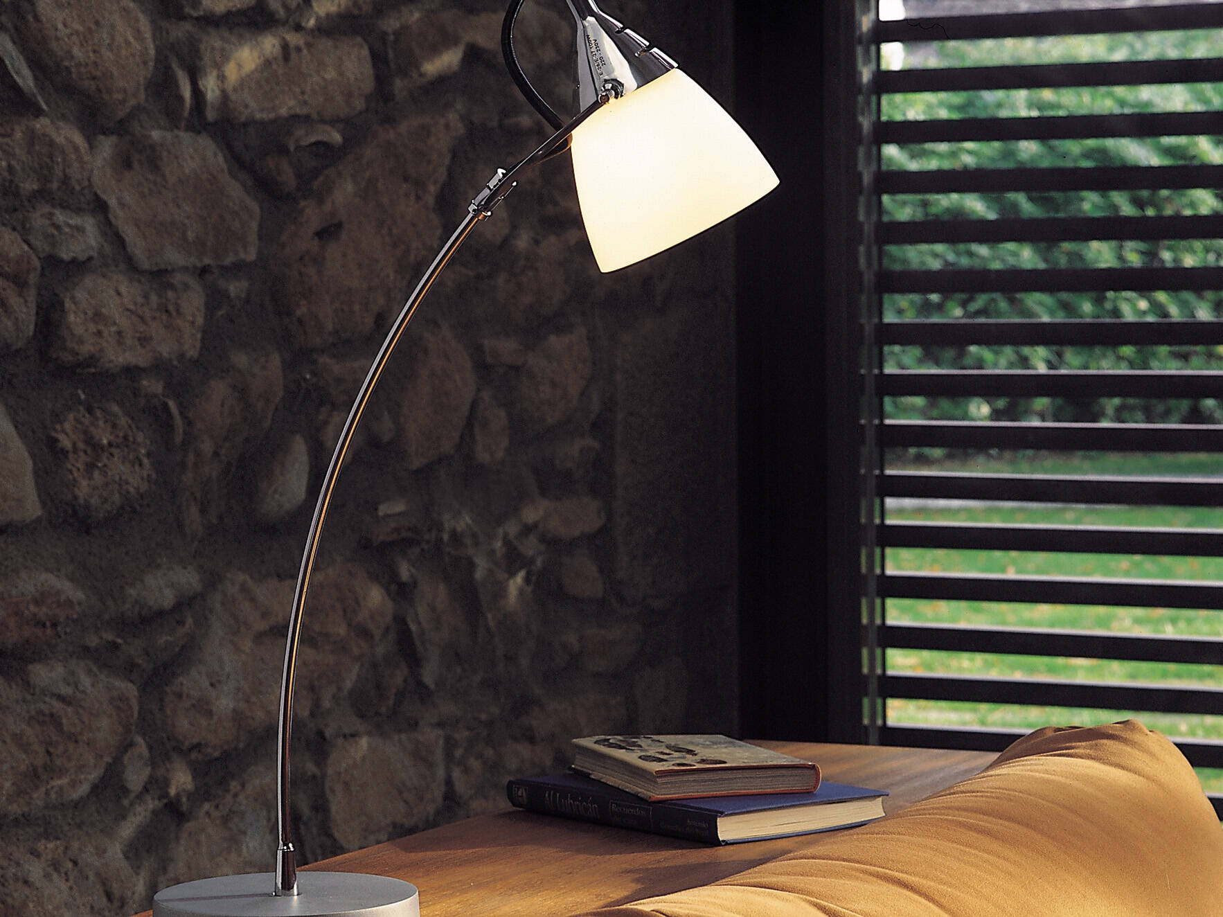 Mito - Lámpara de mesa moderna sobre sofá, iluminación interior elegante y funcional