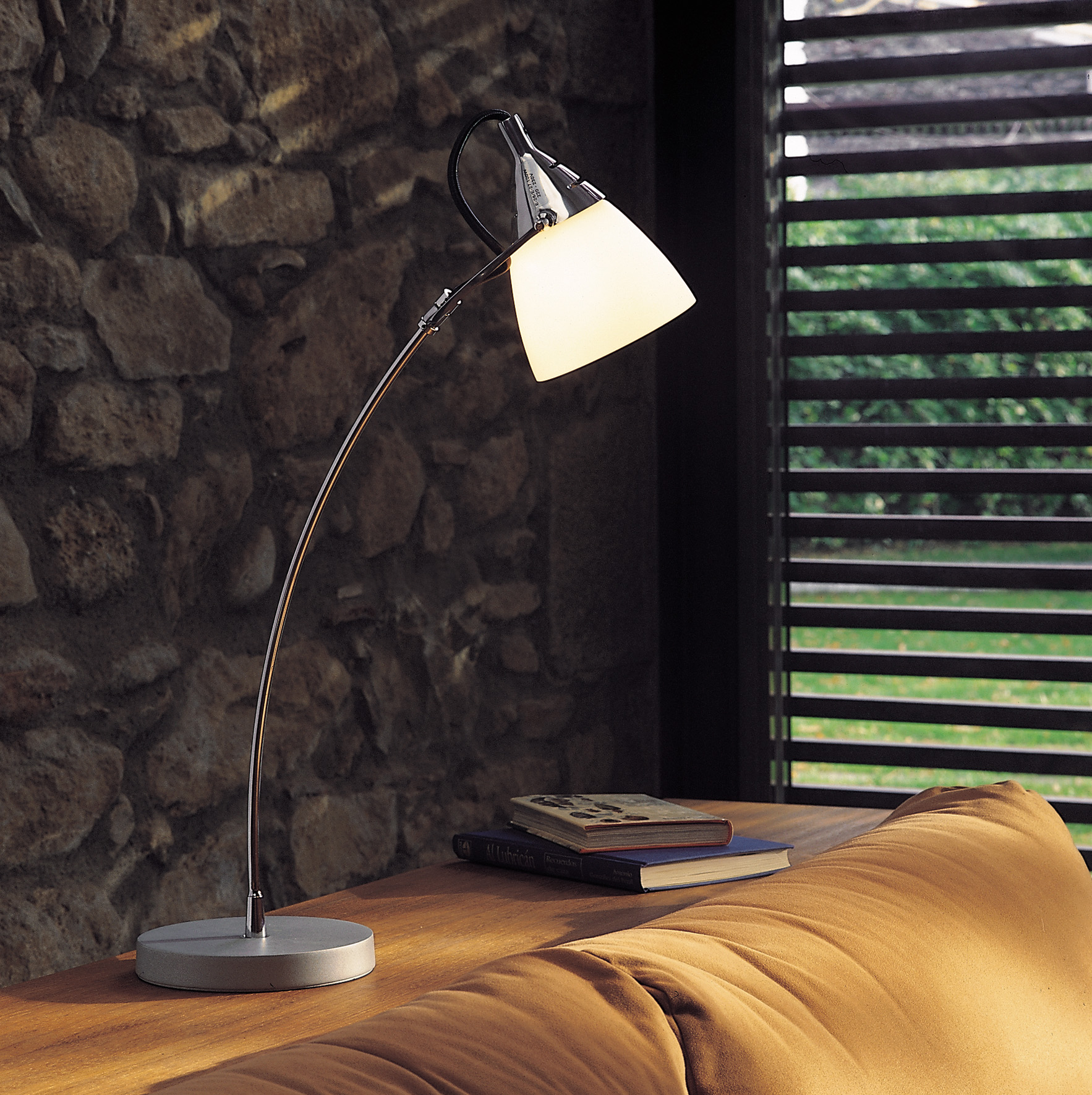 Mito - Lámpara de mesa moderna sobre sofá, iluminación interior elegante y funcional