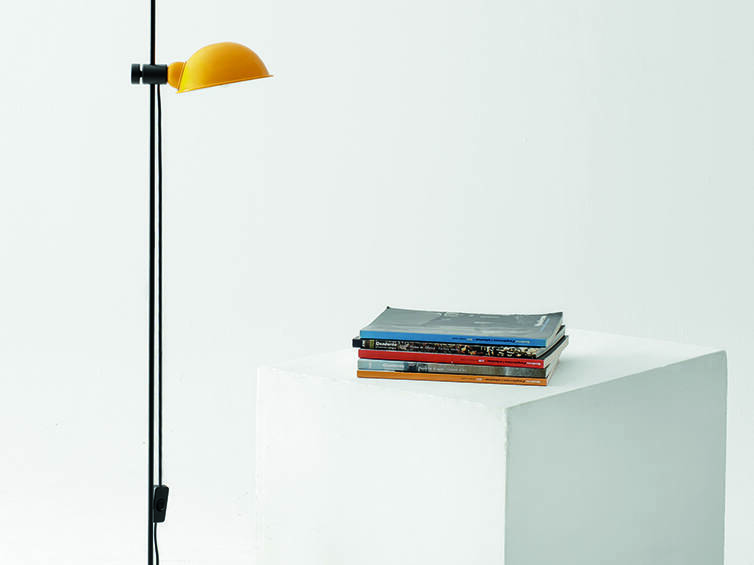 Mod pie - Lámpara de pie moderna amarilla junto a libro, iluminación funcional para interior