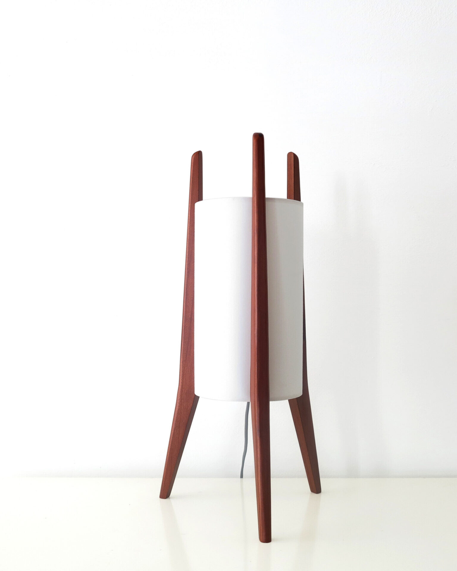 Rumba mesa - Lámpara de mesa de madera y pantalla cilíndrica, diseño elegante y contemporáneo