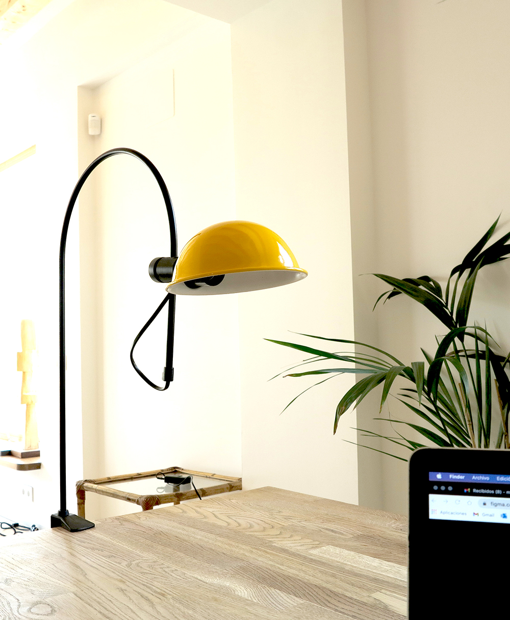 L&aacute;mpara de mesa amarilla en escritorio, iluminaci&oacute;n decorativa para espacios de trabajo