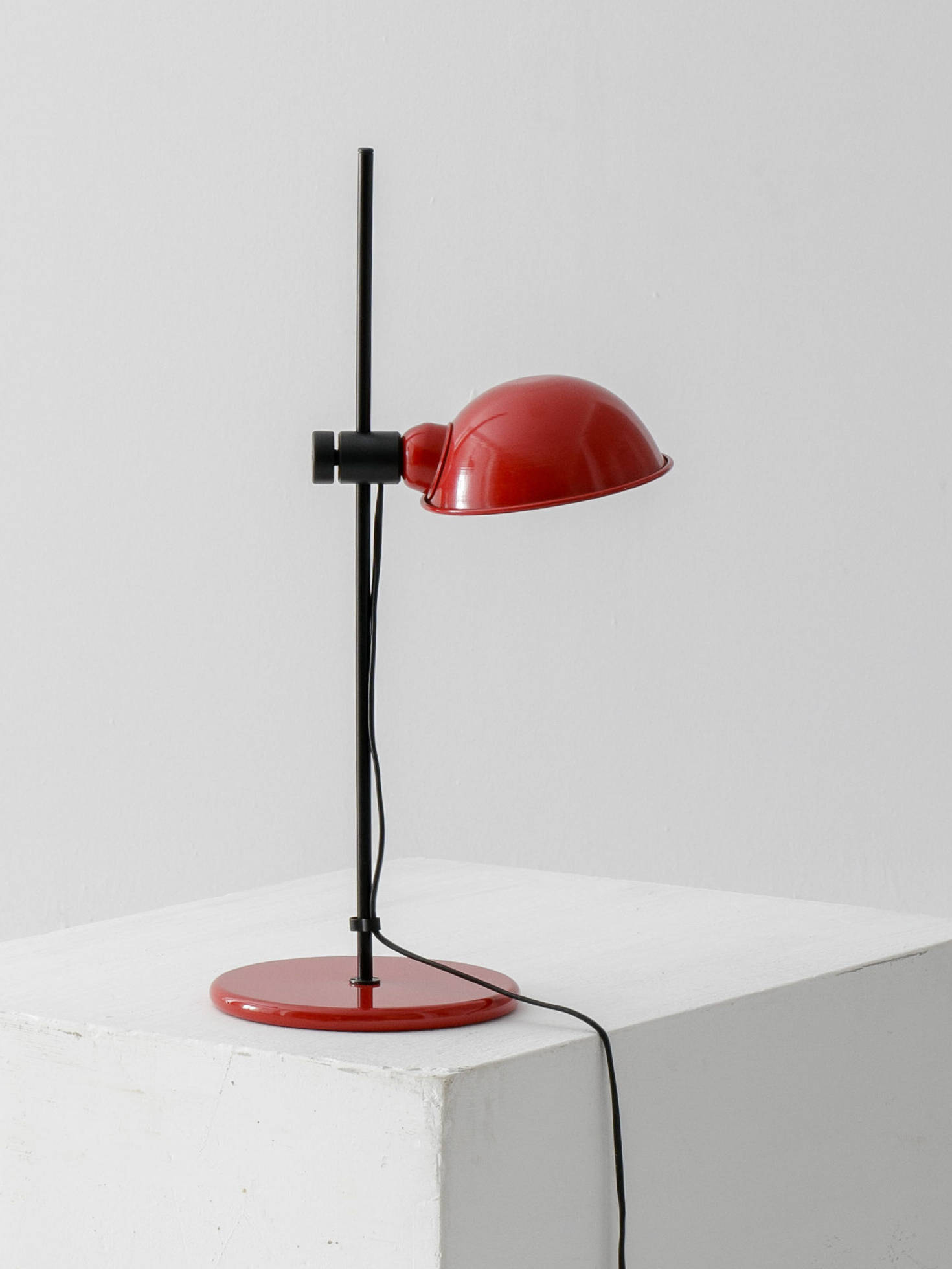 Mod mesa - Lámpara de mesa roja de diseño sobre pedestal, iluminación moderna y minimalista