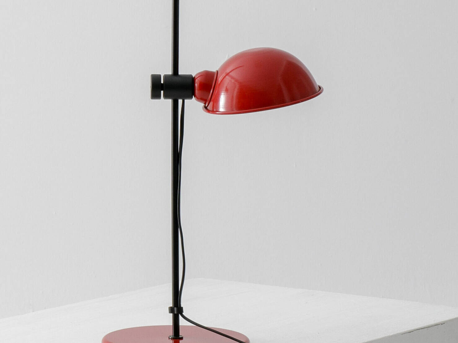 Mod mesa - Lámpara de mesa roja de diseño sobre pedestal, iluminación moderna y minimalista