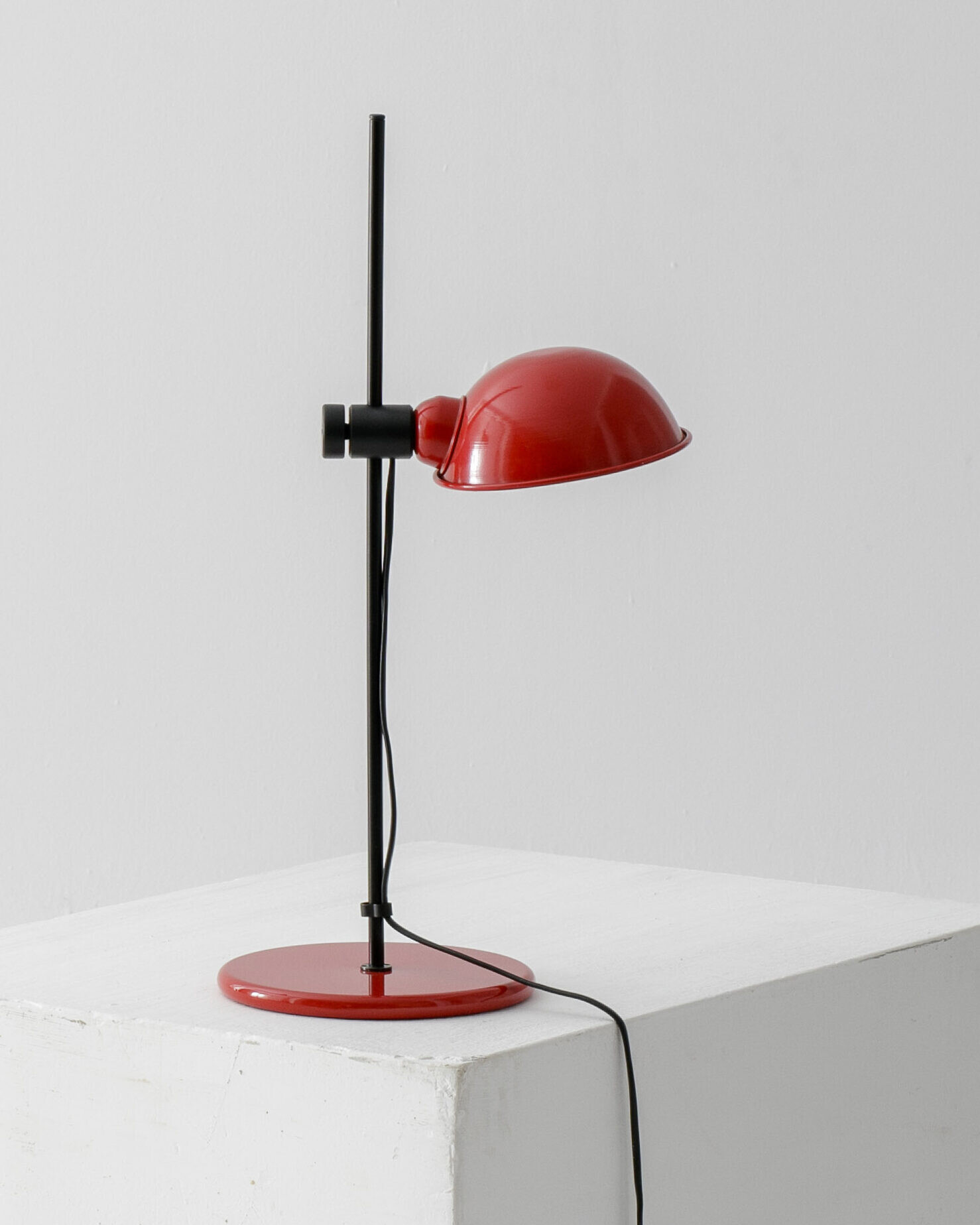 Mod mesa - Lámpara de mesa roja de diseño sobre pedestal, iluminación moderna y minimalista